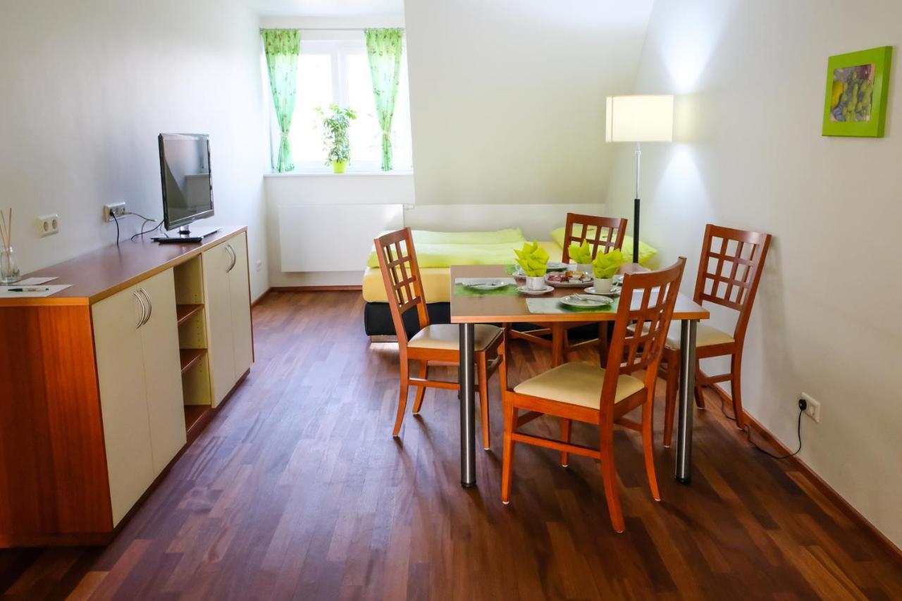 Jungingers Aparthotel Holzheim  Экстерьер фото